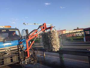 河南都市機械設備有限公司與山西公路局晉中分局聯(lián)合研制成功防眩網(wǎng)清洗機