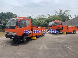 廣西公路管理局程站長(zhǎng)與我司共同努力，開(kāi)發(fā)出了一款GQ-1800E型自行式路面清掃機(jī)	