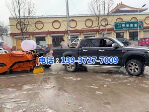 湖南省長(zhǎng)沙市婁底市亮麗公路養(yǎng)護(hù)中心彭總與我司工程師喬主任合作研發(fā)新型的皮卡車(chē)式道路清掃車(chē)