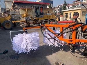 2020年11月11日山西省晉中市昔陽(yáng)縣公路管理段與河南都市機(jī)械設(shè)備有限公司合作，在宋段長(zhǎng)王隊(duì)長(zhǎng)凌師傅的精心安排指導(dǎo)下與喬主任祝師傅的積極努力，成功研制出了加寬雙護(hù)欄板600mm護(hù)欄清洗機(jī)